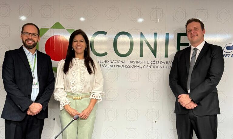 O atributo alt desta imagem está vazio. O nome do arquivo é Paloma-Rafael-conif-768x1024.jpeg